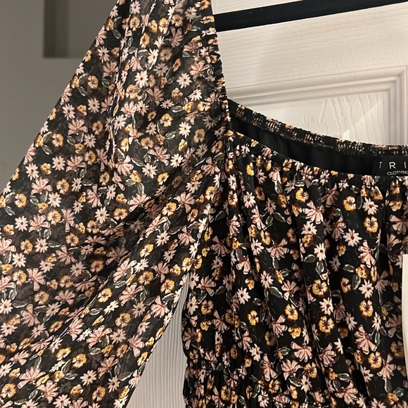 Francesca’s dress with peplum detailing floral - Picture 2 of 5